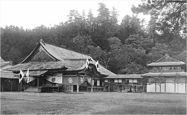 明治40年当時の神楽殿　右側は出雲大社教（当時「神道大社教」）の教務局